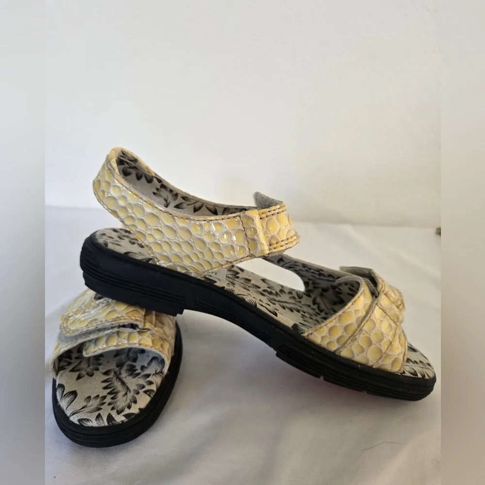 Goldstream Pebbled Leather Walking Sandals | Yellow | Comfort Fit | Size 7M - Picture 6 of 10